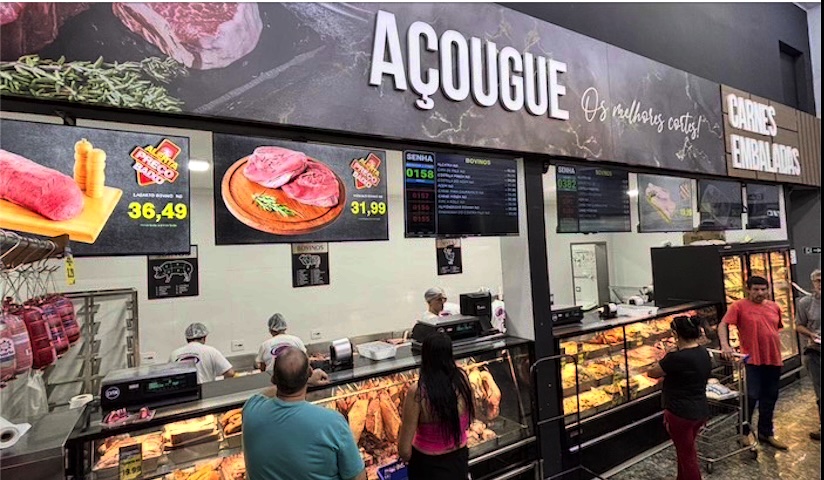 Açougue moderno com PainelPRO exibido em telas de preços e comunicação visual digital